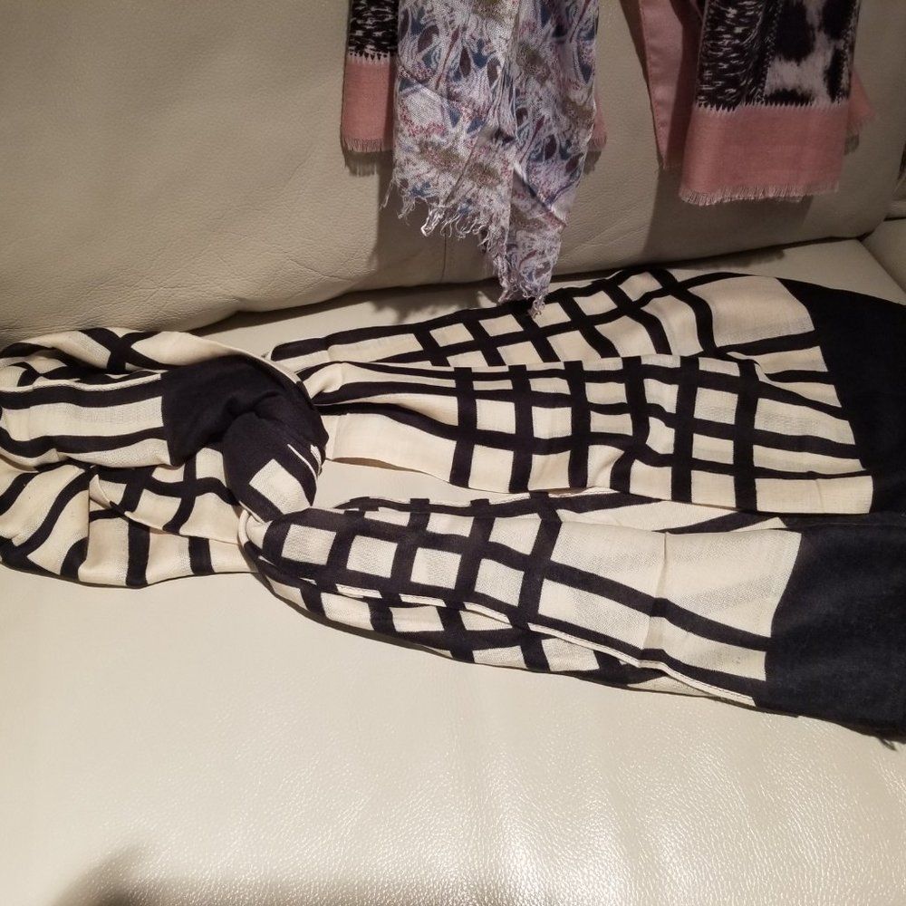 3 Assorted scarves - Picture 3 of 5